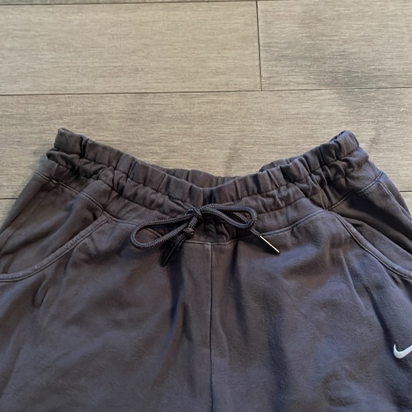 NIKE cropped grey jogging pants with pockets. Size Small - Picture 6 of 13